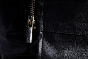 แจ็คเก็ตหนังมอเตอร์ไซค์แฟชั่นใหม่ ทรงเข้ารูป กระดุมแถวเดียว สำหรับฤดูใบไม้ผลิ บริการ OEM ซิปหลายจุด สีดำ สำหรับผู้ชาย - Product Image 4