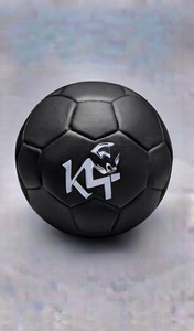 Ballon de football noir avec logo K4, couleur unie, équipement d'entraînement de football - Product Image 3