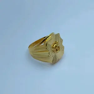 Exquisito Anillo Religioso de Oro de 22K para Hombre con un Símbolo Om en Relieve sobre un Patrón de Rayos Solares Radiantes - Product Image 2
