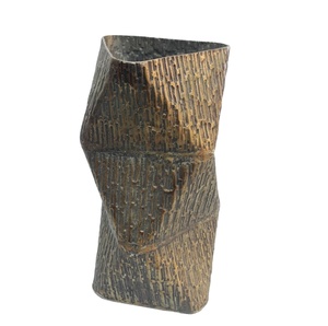 Jarrón de Metal Texturizado Hecho a Mano, Diseño Geométrico Único, Recipiente Decorativo Minimalista para Mesa, Decoración del Hogar - Product Image 1
