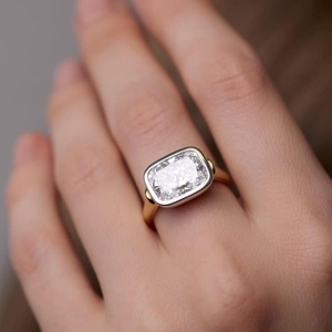 Anillo Moderno de Dos Tonos con Diamante Cultivado en Laboratorio de Corte Cojín de 3.00 CT, Oro Amarillo de 14K, Certificado IGI, Joyería de Compromiso Nupcial de Moda - Product Image 1