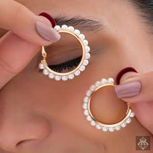 Pendientes finos de aro dorado con perlas luminosas de PRAO para mujer - Product Image 1