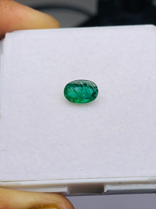 Esmeralda Natural de Zambia, Corte Ovalado, 1.53 Quilates, Gema de Grado AAA, Certificada por IGI, Buena Calidad, Lustre Excelente, Bonito Color Verde - Product Image 1