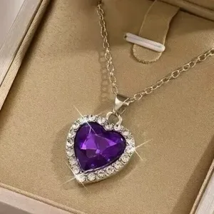 Colgante Impresionante con Halo de Amatista Púrpura Simulada en Corte Corazón, Chapado en Oro Blanco de 14k - Product Image 3