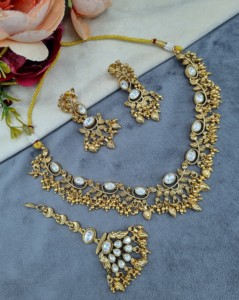 Collar de Diseño con Hojas y Pendientes a Juego, Mangtika, Joyería Étnica para Recepciones y Fiestas, Fabricantes de Joyería de Moda - Product Image 1