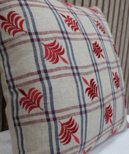 Housse de coussin décorative en lin 100% brodée motif feuille rouge, coussin décoratif à carreaux, housse de coussin de luxe pour canapé, fournisseur en gros - Product Image 3