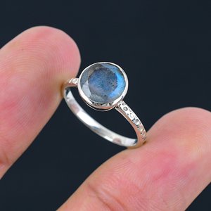 Anillo de Labradorita en Plata de Ley 925 con Engaste de Bisel, Hecho a Mano, Estilo Boho, Anillo de Promesa Unisex con Gema, Joyería para Bodas y Fiestas - Product Image 3