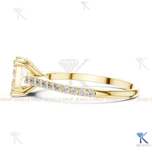 Bague de fiançailles personnalisée en or massif 14 carats avec diamant CVD HPHT de laboratoire taille brillant, certifié IGI, sertie en grappe carrée et pavé - Product Image 3