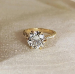 Anillo de Compromiso con Diamante Cultivado en Laboratorio de 2.5 CT, Corte Redondo, Solitario con Pavé, Certificado IGI, Anillo de Oro para Novia - Product Image 3