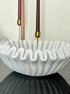 Diseño que agrega profundidad, transformando un sencillo artículo de servicio de mármol en una pieza decorativa artística contemporánea con forma de flor. - Product Image 2