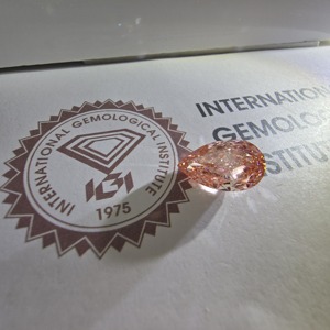 Diamante suelto de 6.5 quilates, corte brillante modificado en forma de pera, color rosa intenso, VS1, cultivado en laboratorio, certificado por IGI, para la elaboración de joyas. - Product Image 2