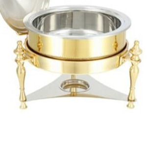 Plat à chafing dish élégant finition or sur un support orné à trois pieds avec couvercle en dôme assorti, parfait pour les buffets et les mariages. - Product Image 6