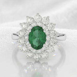 Anillo de Halo con Diamantes y Esmeralda Auténtica |   Anillo de Compromiso y Boda de Lujo en Oro Blanco de 18K con Esmeralda Ovalada como Piedra Central, Joyería Fina para Regalo - Product Image 2