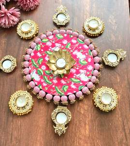 Colección AARNA, Portavelas Nórdico Hecho a Mano, Decoración Metálica Ecológica con Flores Artificiales para Festivales Indios - Product Image 1