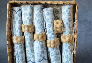 Cesta de mimbre vintage para servilletas con servilletas de algodón y anillos - Product Image 3