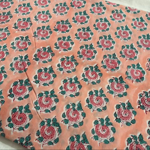 ผ้าฝ้ายพิมพ์ลายดอกพีชแบบบล็อกพิมพ์ลายด้วยมือ ผ้าฝ้ายพิมพ์ลายดอกไม้สีชมพูแบบอินเดีย ทำด้วยมือจากเมืองชัยปุระ ลายพิมพ์เล็กๆ - Product Image 1