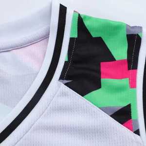 Ensemble d'uniformes de basketball demi-manches de haute qualité – Maillots et shorts réversibles, respirants et confortables, avec techniques d'impression - Product Image 3