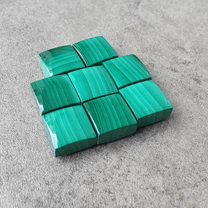 มาลาไคต์ธรรมชาติทรงสี่เหลี่ยมแบบคาโบชอง บริโอเลต หินพลอยธรรมชาติทรงหลวมที่ปรับขนาดแล้ว - Product Image 1