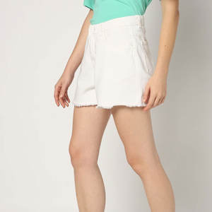 Shorts de Mezclilla con Dobladillo Curvo para un Ajuste Elegante, Shorts de Mezclilla Elástica con Puños Enrollables, Shorts Clásicos de Mezclilla Azul - Product Image 2