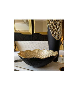 Bol de service en laiton avec motif floral en relief pour une élégante décoration de table de salle à manger traditionnelle - Product Image 1