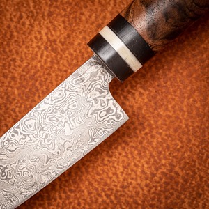 Couteau à éplucher ambidextre moderne, éco-responsable, fait main, en acier Damas, avec lame de 3,5 cm, manche en bois de rose et étui en cuir - Product Image 2