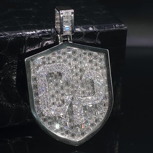 Pendentif personnalisé en forme de bouclier avec initiale, en argent sterling 925, serti de pierres, émeraude taille ronde, style Hip Hop, conception OEM - Product Image 1