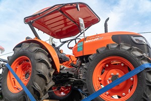 ใหม่สำหรับประเทศไทย M6040 รถแทรกเตอร์ล้อยางสำหรับการเกษตร 60 แรงม้า ขับเคลื่อน 4 ล้อ เครื่องยนต์ดีเซลทนทาน พร้อมระบบเกียร์ขับเคลื่อนและชุดเกียร์ - Product Image 4