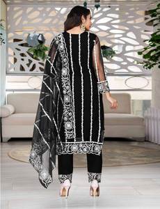 Conjunto de Traje Bordado con Tela de Seda y Pantalón de Mezcla de Seda y Dupatta - Ropa Ligera para Fiestas - Product Image 2