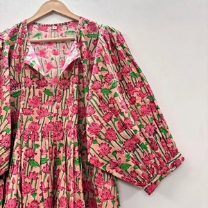 เดรสสั้นคอวี แขนสามส่วน ผ้าฝ้ายพิมพ์ลายดอกไม้แบบแฮนด์บล็อก เป็นมิตรต่อสิ่งแวดล้อม แต่งระบายชายกระโปรงด้วยลูกไม้ทำมือ สไตล์ไครา ชิโนเซอรี สำหรับโอกาสพิเศษ - Product Image 3