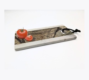 Planche à découper moderne en marbre pour cuisine urbaine, alliant utilité pratique et design élégant en pierre - Product Image 1