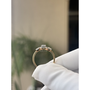 Anillo Solitario Premium de 1.35 Ct con Corte Esmeralda, Cultivado en Laboratorio, Diseño Bypass en Oro, Engaste de Garras, Joyería de Compromiso y Boda, Regalo para Mujer - Product Image 3