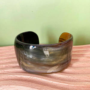 Brazaletes de cuerno de búfalo elegantes de calidad superior hechos a mano para mujer brazaletes tallados estilo amor Feng Shui de Color Natural-boda - Product Image 3