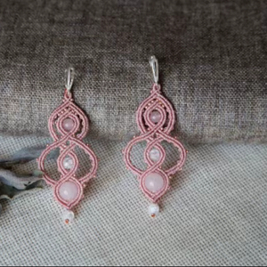 Pendientes Colgantes de Macramé con Bola de Latón Hechos a Mano, Cordón Beige y Negro, Joyería Artesanal Bohemia, Regalo para Mujer - Product Image 1