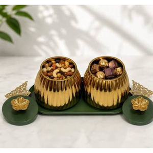 Ensemble de deux pots en céramique verte avec accents dorés, finition polie, style glamour, idéal pour offrir et décorer - Product Image 4