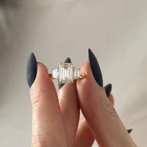 แหวนสามเม็ดทรงเอเมอรัลด์ 3 กะรัต E VVS2 ทอง 14k รับรองโดย IGI - Product Image 5