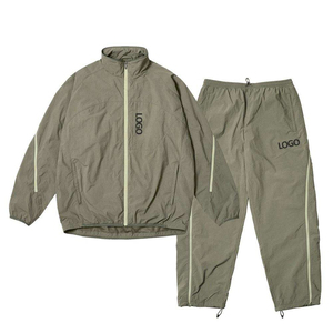 Ensemble de survêtement coupe ample en nylon pour homme, comprenant une veste coupe-vent zippée et un pantalon de survêtement avec fermeture éclair réglable - Product Image 1