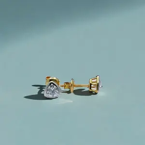 Boucles d'oreilles clous en or 22 carats avec diamants triangulaires, sertissage moderne, bijoux minimalistes élégants pour femmes, à porter au quotidien - Product Image 2