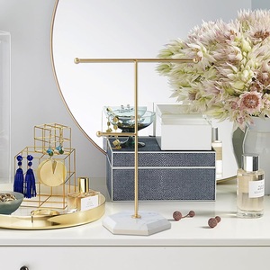 ขาตั้งโชว์เครื่องประดับแบบสองแขน ดีไซน์เรียบหรู พร้อมแท่งยกสูงสำหรับวางสร้อยคอและกำไลข้อมือ ฐานแข็งแรง ทันสมัย เหมาะสำหรับจัดระเบียบบนโต๊ะเครื่องแป้ง - Product Image 3