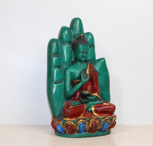 Estatua de Buda de Resina Verde Hecha a Mano sobre Base de Mano de Palma |   Figura de Buda con la Bendición Mudra de Abhaya |   Escultura de Buda Meditando - Product Image 1