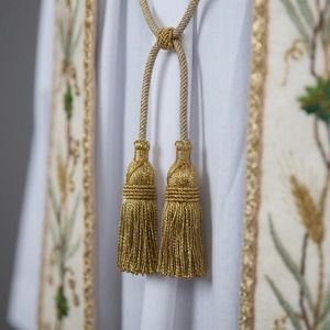 Étole d'église artisanale haut de gamme, fabriquée avec un tissu blanc de haute qualité et décorée d'une élégante broderie florale dorée et verte. - Product Image 2