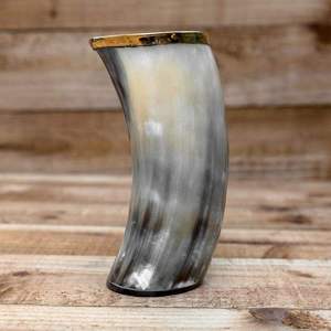 Les lunettes Horn attirent l'attention sur le marché mondial de l'optique grâce à leurs designs élégants, à leur allure haut de gamme et à la forte demande de la part des passionnés de mode. - Product Image 2