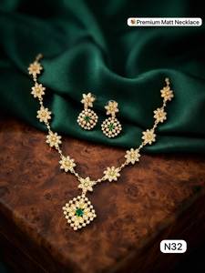 Parure de collier et boucles d'oreilles florales en zircon finition mate plaqué or pour mariages et occasions spéciales - Product Image 5