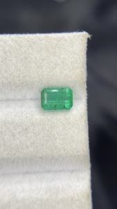 Esmeralda Zambiana Natural Certificada, Corte Octogonal, con Buen Brillo, Piedra Preciosa Suelta para Joyería, 0.88 Quilates - Product Image 3