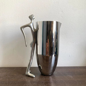 Jarra de acero con acabado plateado artístico, elegante utensilio de servir, perfecta para anfitrión en eventos especiales y para regalar, procedente de la India. - Product Image 1