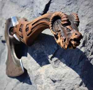 Hache Viking artisanale sur mesure, forgée à la main, pour usage industriel ou DIY, avec un magnifique design, manche en bois sculpté et tête en acier au carbone, avec fourreau. - Product Image 3