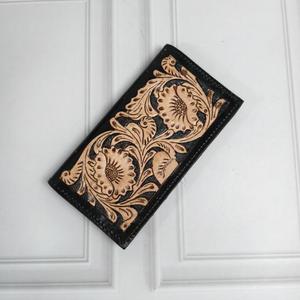 Cartera Larga de Cuero Genuino Hecha a Mano con Grabado Floral, Estilo Vintage, Cierre Plegable, Unisex, para Uso Diario - Product Image 2