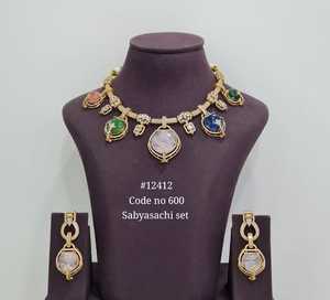 สร้อยคอพร้อมต่างหูดีไซน์เนอร์ 12412 ชุบทองเหลือง แรงบันดาลใจจาก Sabyasachi สำหรับงานแต่งงานและงานเลี้ยงของผู้หญิง - Product Image 2