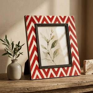 Cadre photo en bois rustique NEHA ENTERPRISES, rectangulaire, motif chevron rouge et blanc, affichage vertical sur table, léger, imprimé UV - Product Image 1