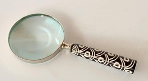 Loupe ronde portative avec poignée crème et cadre métallique pour la lecture, l'artisanat et l'affichage - Product Image 3