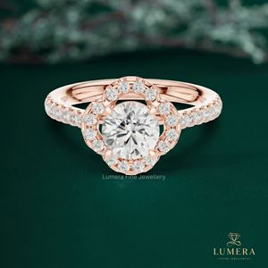Anillo de Compromiso de Oro Rosa con Halo de Flores Festoneadas y Banda Pavé, Diamante Brillante Cultivado en Laboratorio, Anillo de Boda de Lujo - Product Image 2